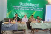 Anggota DPRD Jawa Timur, Nurul Huda, melalui perwakilannya saat bertemu warga di Ponpes Komarom Muniro, Sampang, membahas solusi kehidupan dan edukasi hukum.