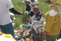 Petugas DLH Bangkalan bersama sejumlah pegawai melakukan penanaman bibit pohon di lingkungan OPD sebagai upaya penghijauan dan menghadapi dampak perubahan iklim.