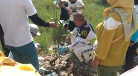 Petugas DLH Bangkalan bersama sejumlah pegawai melakukan penanaman bibit pohon di lingkungan OPD sebagai upaya penghijauan dan menghadapi dampak perubahan iklim.