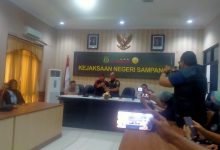 Suasana konferensi pers di kantor Kejaksaan Negeri Sampang terkait penanganan kasus dugaan penggelapan pajak RSUD dr. Mohammad Zyn Sampang senilai Rp3,3 miliar, Rabu (1/4/2026).
