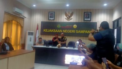 Suasana konferensi pers di kantor Kejaksaan Negeri Sampang terkait penanganan kasus dugaan penggelapan pajak RSUD dr. Mohammad Zyn Sampang senilai Rp3,3 miliar, Rabu (1/4/2026).