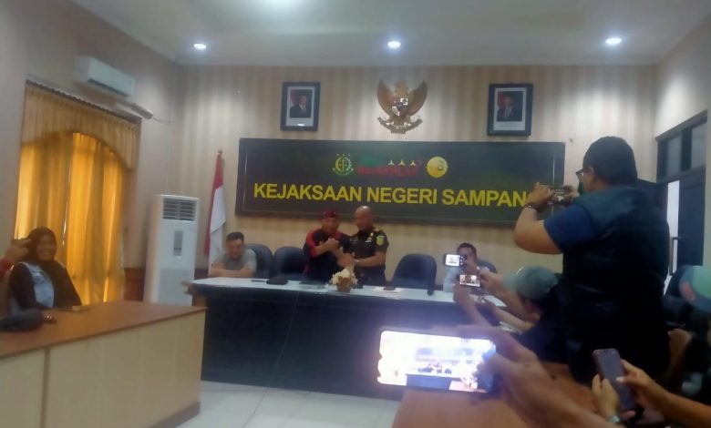 Suasana konferensi pers di kantor Kejaksaan Negeri Sampang terkait penanganan kasus dugaan penggelapan pajak RSUD dr. Mohammad Zyn Sampang senilai Rp3,3 miliar, Rabu (1/4/2026).