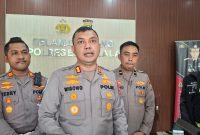 Kapolres Bangkalan, AKBP Wibowo, didampingi jajaran saat memberikan keterangan kepada awak media terkait maraknya kasus pencurian yang meresahkan warga dalam dua pekan terakhir.