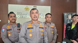 Kapolres Bangkalan, AKBP Wibowo, didampingi jajaran saat memberikan keterangan kepada awak media terkait maraknya kasus pencurian yang meresahkan warga dalam dua pekan terakhir.