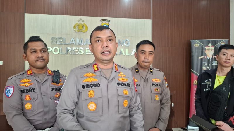 Kapolres Bangkalan, AKBP Wibowo, didampingi jajaran saat memberikan keterangan kepada awak media terkait maraknya kasus pencurian yang meresahkan warga dalam dua pekan terakhir.