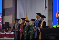 Empat guru besar Universitas Trunojoyo Madura berpose usai prosesi pengukuhan, membawa gagasan riset strategis untuk menjawab persoalan masyarakat, dari korupsi tambang hingga inovasi perkapalan.