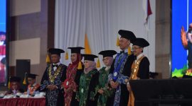 Empat guru besar Universitas Trunojoyo Madura berpose usai prosesi pengukuhan, membawa gagasan riset strategis untuk menjawab persoalan masyarakat, dari korupsi tambang hingga inovasi perkapalan.