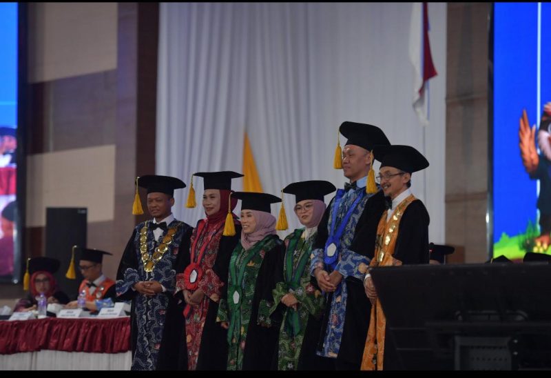 Empat guru besar Universitas Trunojoyo Madura berpose usai prosesi pengukuhan, membawa gagasan riset strategis untuk menjawab persoalan masyarakat, dari korupsi tambang hingga inovasi perkapalan.
