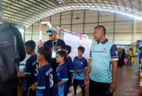 Sejumlah siswa SD peserta lomba futsal yang digelar IGORNAS Kabupaten Sampang tengah bersiap mengikuti pertandingan di dalam gedung olahraga, Selasa (14/4/2026).
