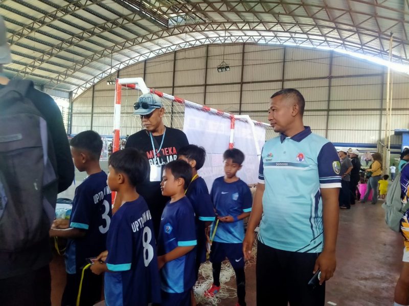 Sejumlah siswa SD peserta lomba futsal yang digelar IGORNAS Kabupaten Sampang tengah bersiap mengikuti pertandingan di dalam gedung olahraga, Selasa (14/4/2026).