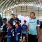 Sejumlah siswa SD peserta lomba futsal yang digelar IGORNAS Kabupaten Sampang tengah bersiap mengikuti pertandingan di dalam gedung olahraga, Selasa (14/4/2026).