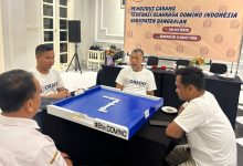 Foto: Ketua Orado Bangkalan Helmi Fuad (kiri) saat simulasi permainan pada kegiatan sosialisasi.