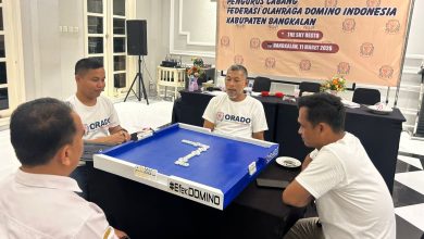 Foto: Ketua Orado Bangkalan Helmi Fuad (kiri) saat simulasi permainan pada kegiatan sosialisasi.