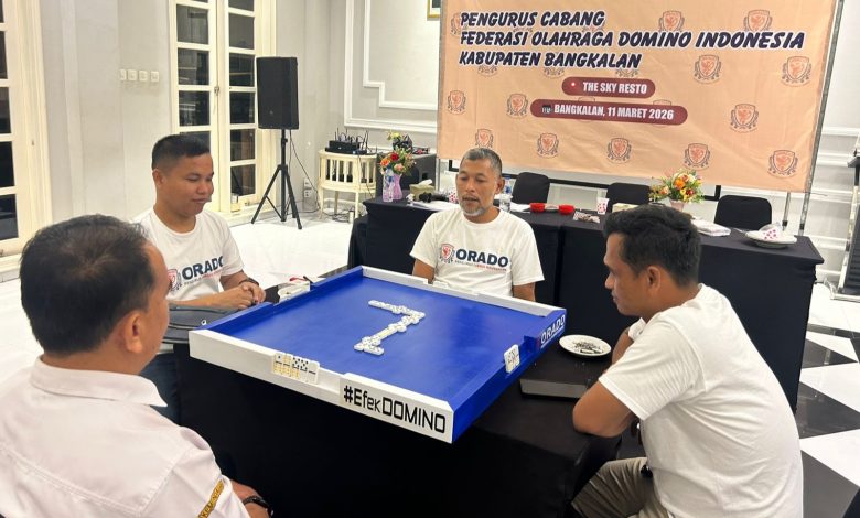 Foto: Ketua Orado Bangkalan Helmi Fuad (kiri) saat simulasi permainan pada kegiatan sosialisasi.