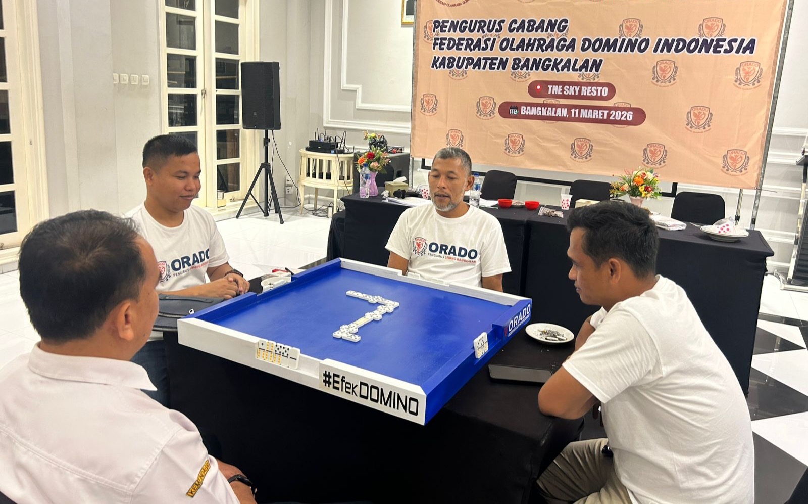 Foto: Ketua Orado Bangkalan Helmi Fuad (kiri) saat simulasi permainan pada kegiatan sosialisasi.