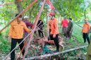 Petugas BPBD dan Damkar Sampang bersama warga mengevakuasi seekor sapi yang terperosok ke dalam sumur di Desa Gulbung, Kecamatan Pangarengan, Kamis (9/4/2026). Proses penyelamatan berlangsung dramatis selama sekitar tiga jam hingga sapi berhasil diangkat dalam kondisi selamat.
