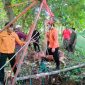 Petugas BPBD dan Damkar Sampang bersama warga mengevakuasi seekor sapi yang terperosok ke dalam sumur di Desa Gulbung, Kecamatan Pangarengan, Kamis (9/4/2026). Proses penyelamatan berlangsung dramatis selama sekitar tiga jam hingga sapi berhasil diangkat dalam kondisi selamat.