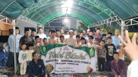 Warga RT 03 Perumahan Griya Utama II, Desa Martajasah, Bangkalan dari kalangan bapak-bapak dan anak-anak berfoto bersama usai kegiatan halal bihalal di Blok GH, Sabtu malam (11/04/2026), sebagai wujud kebersamaan dan mempererat silaturahmi.