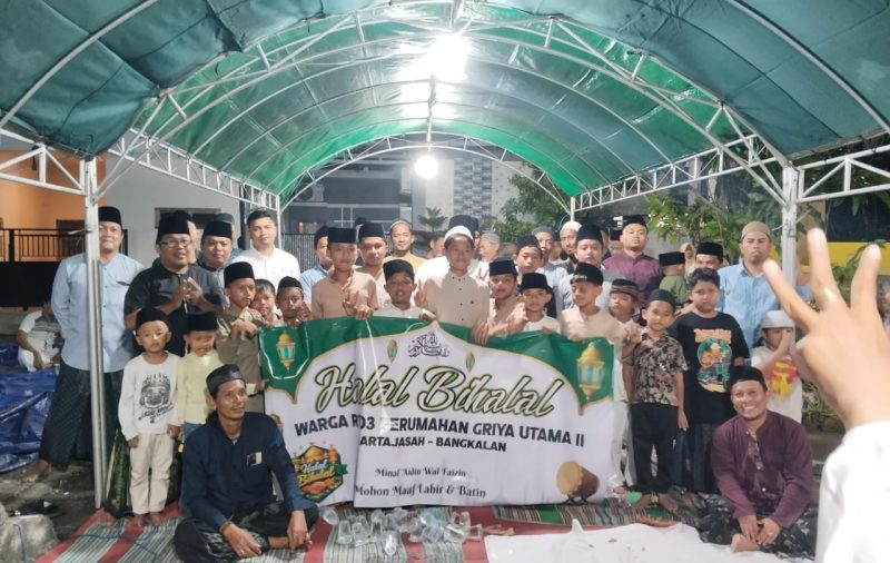 Warga RT 03 Perumahan Griya Utama II, Desa Martajasah, Bangkalan dari kalangan bapak-bapak dan anak-anak berfoto bersama usai kegiatan halal bihalal di Blok GH, Sabtu malam (11/04/2026), sebagai wujud kebersamaan dan mempererat silaturahmi.