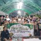 Warga RT 03 Perumahan Griya Utama II, Desa Martajasah, Bangkalan dari kalangan bapak-bapak dan anak-anak berfoto bersama usai kegiatan halal bihalal di Blok GH, Sabtu malam (11/04/2026), sebagai wujud kebersamaan dan mempererat silaturahmi.