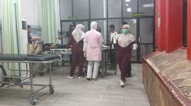 Petugas medis memberikan penanganan intensif terhadap korban pekerja proyek yang diduga tersengat listrik di RSUD dr. H. Moh. Anwar Sumenep, Sabtu (18/4). Korban akhirnya dinyatakan meninggal dunia.