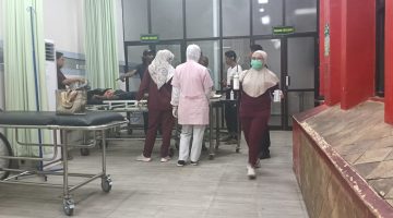 Petugas medis memberikan penanganan intensif terhadap korban pekerja proyek yang diduga tersengat listrik di RSUD dr. H. Moh. Anwar Sumenep, Sabtu (18/4). Korban akhirnya dinyatakan meninggal dunia.