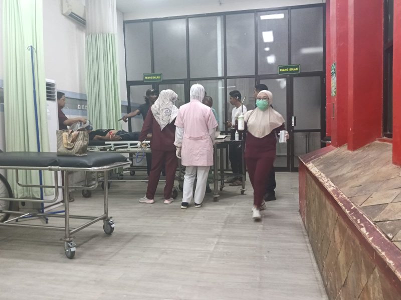 Petugas medis memberikan penanganan intensif terhadap korban pekerja proyek yang diduga tersengat listrik di RSUD dr. H. Moh. Anwar Sumenep, Sabtu (18/4). Korban akhirnya dinyatakan meninggal dunia.