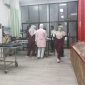 Petugas medis memberikan penanganan intensif terhadap korban pekerja proyek yang diduga tersengat listrik di RSUD dr. H. Moh. Anwar Sumenep, Sabtu (18/4). Korban akhirnya dinyatakan meninggal dunia.