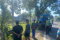 Petugas kepolisian bersama warga mengevakuasi kendaraan yang terlibat kecelakaan maut di Jalan Jaksa Agung Suprapto, Sampang, Rabu (15/4/2026) pagi.