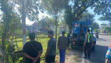 Petugas kepolisian bersama warga mengevakuasi kendaraan yang terlibat kecelakaan maut di Jalan Jaksa Agung Suprapto, Sampang, Rabu (15/4/2026) pagi.