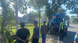 Petugas kepolisian bersama warga mengevakuasi kendaraan yang terlibat kecelakaan maut di Jalan Jaksa Agung Suprapto, Sampang, Rabu (15/4/2026) pagi.