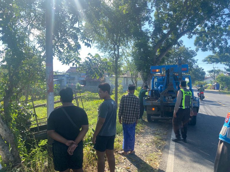 Petugas kepolisian bersama warga mengevakuasi kendaraan yang terlibat kecelakaan maut di Jalan Jaksa Agung Suprapto, Sampang, Rabu (15/4/2026) pagi.