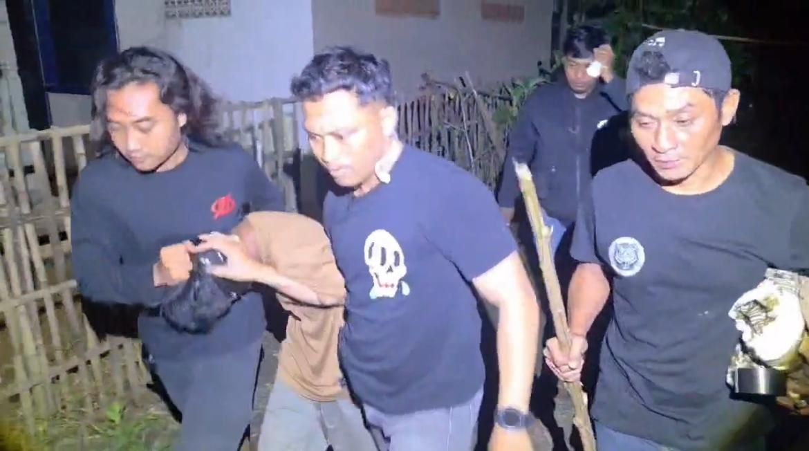 Tersangka buronan pencurian sapi di Bangkalan diamankan polisi setelah ditangkap saat tertidur di tempat persembunyian.