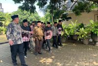 Mendikdasmen RI Abdul Mu’ti bersama rombongan saat berjalan menuju kediaman H. Suparman sebelum menghadiri peresmian Masjid Al Huda di Bangkalan.