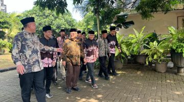 Mendikdasmen RI Abdul Mu’ti bersama rombongan saat berjalan menuju kediaman H. Suparman sebelum menghadiri peresmian Masjid Al Huda di Bangkalan.
