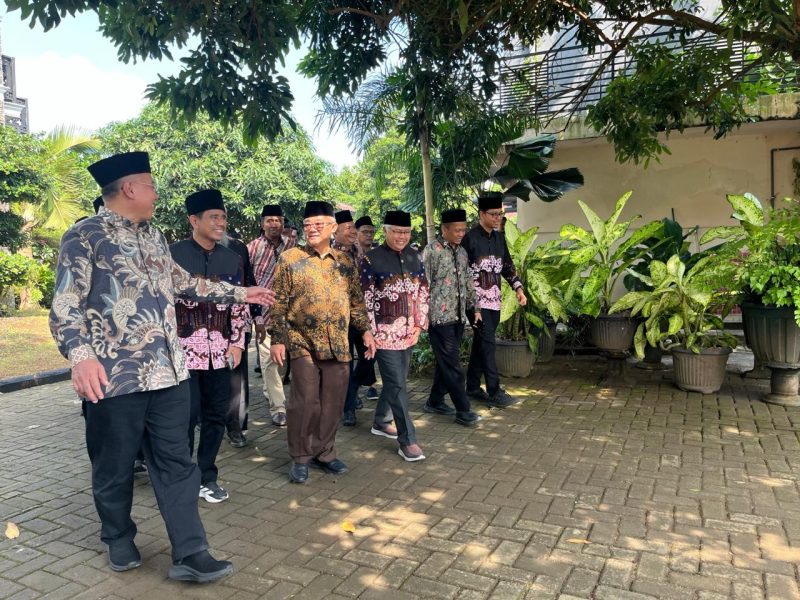 Mendikdasmen RI Abdul Mu’ti bersama rombongan saat berjalan menuju kediaman H. Suparman sebelum menghadiri peresmian Masjid Al Huda di Bangkalan.