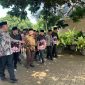 Mendikdasmen RI Abdul Mu’ti bersama rombongan saat berjalan menuju kediaman H. Suparman sebelum menghadiri peresmian Masjid Al Huda di Bangkalan.