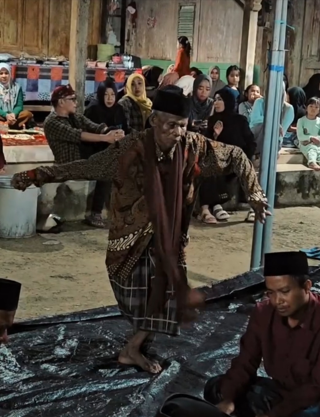 Suasana ritual Hong Bahhong di Kecamatan Geger, Bangkalan, yang sarat nilai budaya dan spiritual masyarakat Madura. Tradisi turun-temurun ini kini diajukan Pemerintah Kabupaten Bangkalan sebagai Warisan Budaya Tak Benda (WBTB) agar tetap lestari dan tidak hilang ditelan zaman.