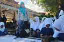 TERAMPIL. Pelajar antusias mengikuti praktik membatik di halaman Keraton Sumenep, menorehkan motif dengan penuh ketelitian sebagai bagian dari rangkaian Madura Batik Fest 2026. (istimewa/redaksi/ejaberita.co)