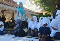 TERAMPIL. Pelajar antusias mengikuti praktik membatik di halaman Keraton Sumenep, menorehkan motif dengan penuh ketelitian sebagai bagian dari rangkaian Madura Batik Fest 2026. (istimewa/redaksi/ejaberita.co)