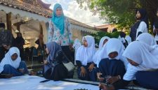 TERAMPIL. Pelajar antusias mengikuti praktik membatik di halaman Keraton Sumenep, menorehkan motif dengan penuh ketelitian sebagai bagian dari rangkaian Madura Batik Fest 2026. (istimewa/redaksi/ejaberita.co)