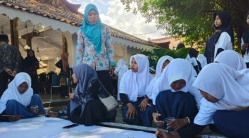 TERAMPIL. Pelajar antusias mengikuti praktik membatik di halaman Keraton Sumenep, menorehkan motif dengan penuh ketelitian sebagai bagian dari rangkaian Madura Batik Fest 2026. (istimewa/redaksi/ejaberita.co)