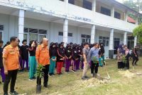 Siswa SMPN 6 Sampang mengikuti simulasi penanggulangan bencana dan water rescue dalam pelatihan kebencanaan bersama Medco E&P dan FPRB.