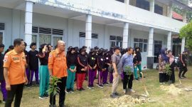 Siswa SMPN 6 Sampang mengikuti simulasi penanggulangan bencana dan water rescue dalam pelatihan kebencanaan bersama Medco E&P dan FPRB.