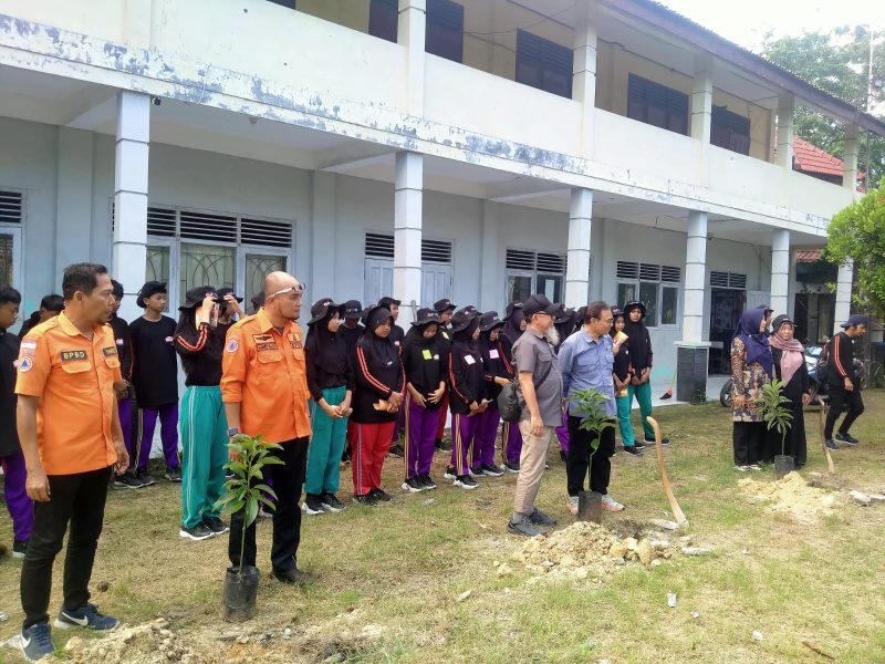 Siswa SMPN 6 Sampang mengikuti simulasi penanggulangan bencana dan water rescue dalam pelatihan kebencanaan bersama Medco E&P dan FPRB.