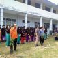 Siswa SMPN 6 Sampang mengikuti simulasi penanggulangan bencana dan water rescue dalam pelatihan kebencanaan bersama Medco E&P dan FPRB.
