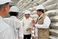 R. H. Imron Amin saat meninjau langsung stok beras di gudang Perum BULOG Bangkalan bersama jajaran manajemen, Senin (4/5/2026).