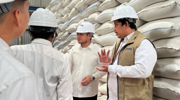R. H. Imron Amin saat meninjau langsung stok beras di gudang Perum BULOG Bangkalan bersama jajaran manajemen, Senin (4/5/2026).