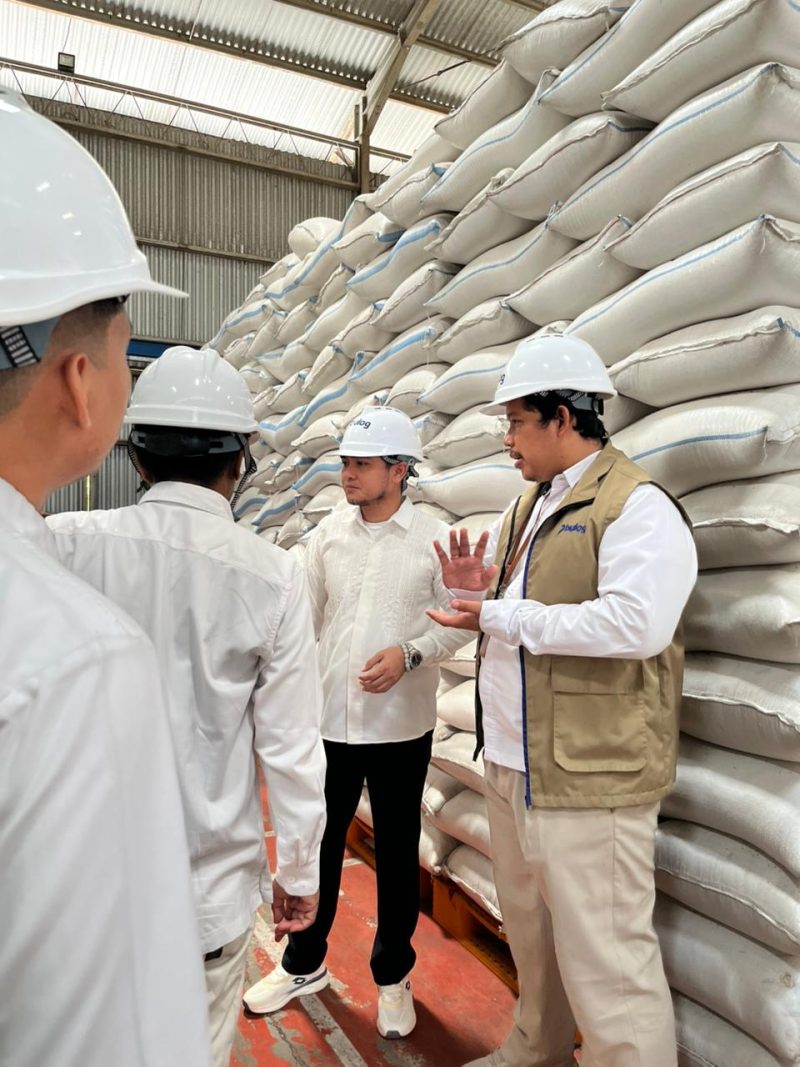 R. H. Imron Amin saat meninjau langsung stok beras di gudang Perum BULOG Bangkalan bersama jajaran manajemen, Senin (4/5/2026).
