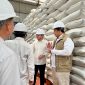 R. H. Imron Amin saat meninjau langsung stok beras di gudang Perum BULOG Bangkalan bersama jajaran manajemen, Senin (4/5/2026).